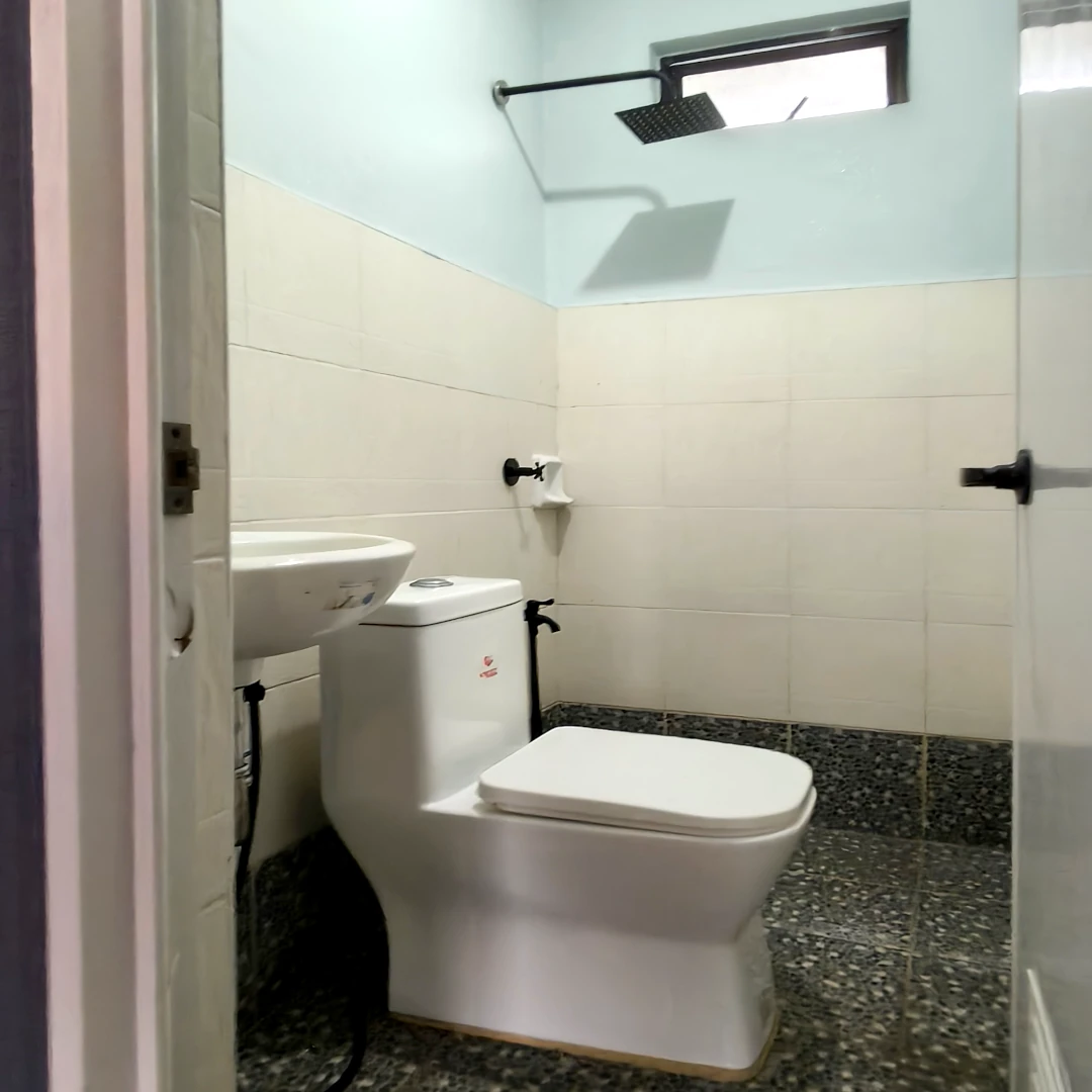 2/F Masters' Bathroom, T&B